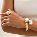 Conjunto de 3 peças inspirado no estilo barroco europeu e americano com imitação de pérola para mulheres. Inclui gargantilha, pulseira e anel—acessórios casuais versáteis