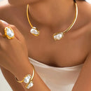 Conjunto de 3 peças inspirado no estilo barroco europeu e americano com imitação de pérola para mulheres. Inclui gargantilha, pulseira e anel—acessórios casuais versáteis