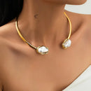 Conjunto de 3 peças inspirado no estilo barroco europeu e americano com imitação de pérola para mulheres. Inclui gargantilha, pulseira e anel—acessórios casuais versáteis