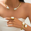 Conjunto de 3 peças inspirado no estilo barroco europeu e americano com imitação de pérola para mulheres. Inclui gargantilha, pulseira e anel—acessórios casuais versáteis