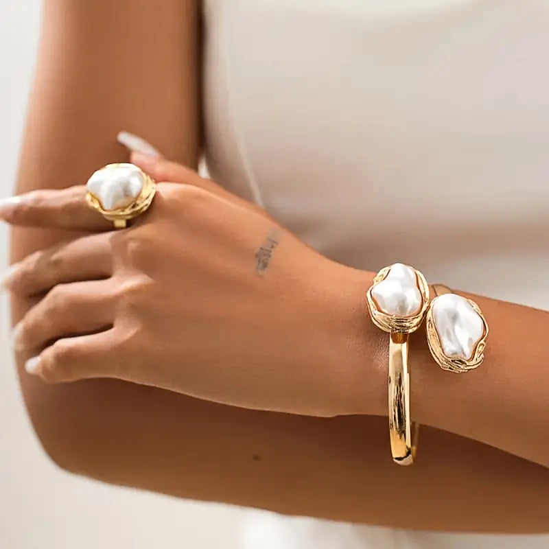 Conjunto de 3 peças inspirado no estilo barroco europeu e americano com imitação de pérola para mulheres. Inclui gargantilha, pulseira e anel—acessórios casuais versáteis